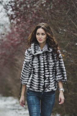 Bir yürüyüşte 4990 bir kız güzel bir portresi.