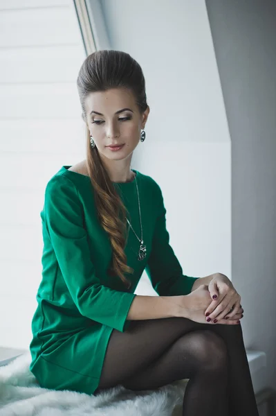 Una hermosa chica con una trenza larga con un vestido 4906 . — Foto de Stock