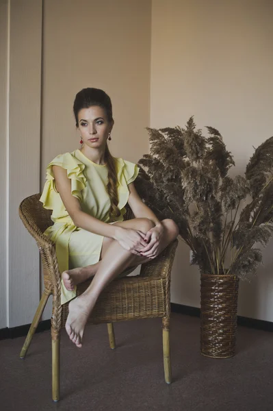 A woman in a long yellow dress 4926. — Stock Photo, Image