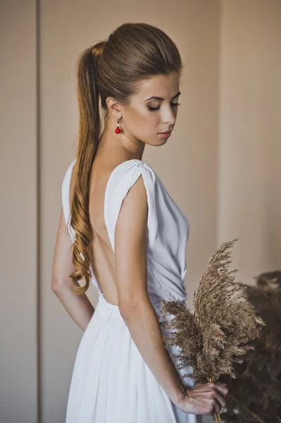 White dress with open back 4938. — Stock Photo, Image