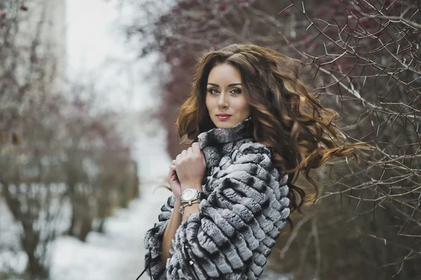 冬の毛皮のコートで美しい少女歩く 4975. — ストック写真