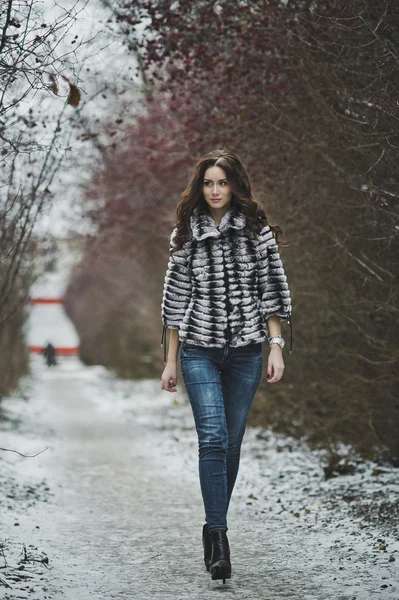 Un hermoso retrato de una chica en un paseo 4988 . —  Fotos de Stock