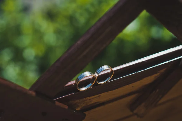 Two rings newlyweds on a wooden frame 5004. — Stock Photo, Image