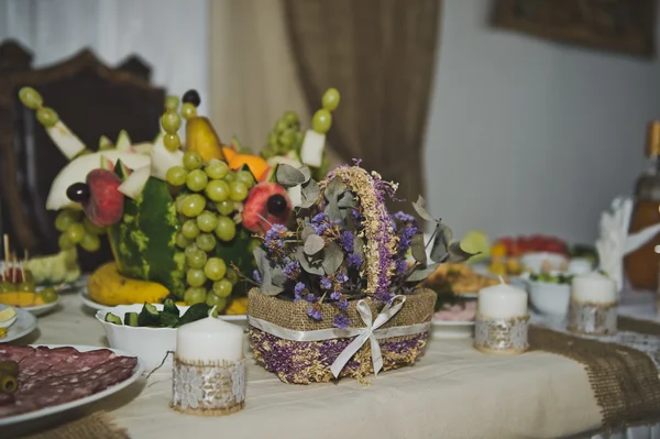 Dekorationen für den festlichen Tisch mit Blumen und Früchten 5014. — Stockfoto