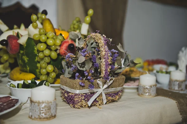 Decorações para a mesa festiva de flores e frutas 5013 . — Fotografia de Stock