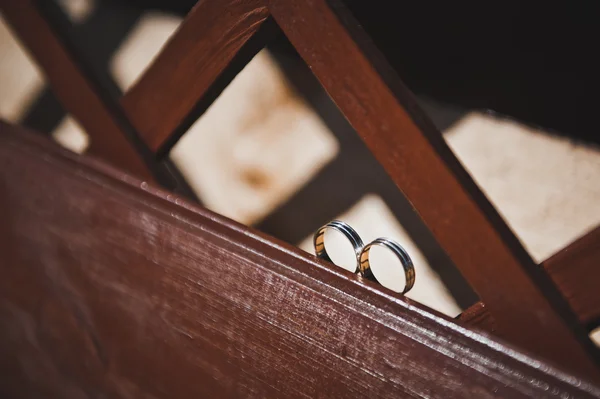 Precioso anillo que yace en el alféizar de la ventana de madera 5031 . — Foto de Stock