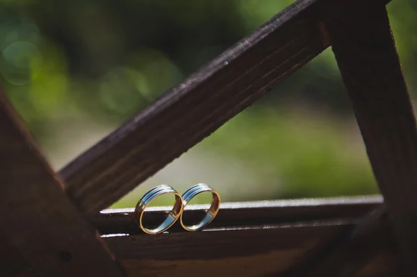 Anéis de casamento de ouro na janela 5033 . — Fotografia de Stock