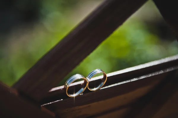 Gold wedding rings on the window 5034. — Stock Photo, Image