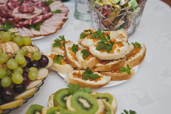 Sandwiches con caviar en el plato 5045 . — Foto de Stock