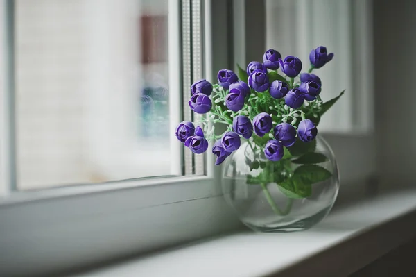 Vase rond en verre avec fleurs bleues 5061 . — Photo