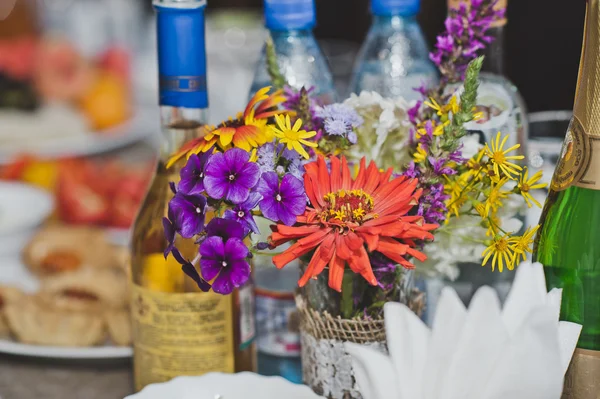 꽃과 과일 5063 축제 테이블 장식. — 스톡 사진