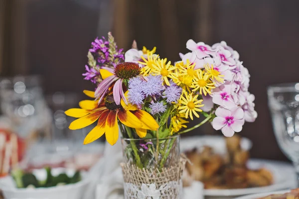 Schöne Dekoration der Festtafel 5071. — Stockfoto