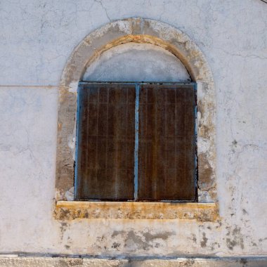 Beyaz beton duvardaki eski, soyut ahşap pencere ve klasik filtre.