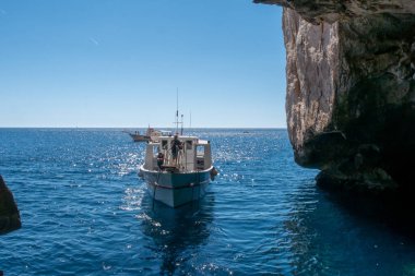 Denizde yüksek uçurumlar. mavi vahşi su