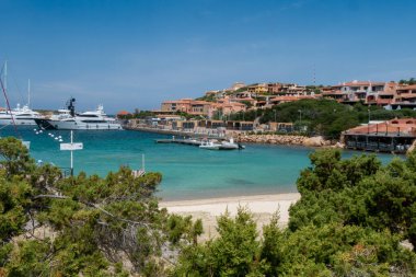 Liman ve köy manzarası Porto Cervo, Olbia Tempio bölgesi, Sardunya Adası, İtalya