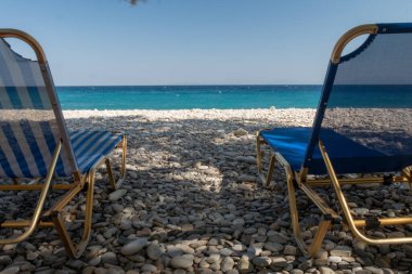 Karayip Sahili. Paradise. Tatil ve Turizm konsepti. Güneş yatakları ve mavi deniz