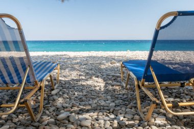 Karayip Sahili. Paradise. Tatil ve Turizm konsepti. Güneş yatakları ve mavi deniz