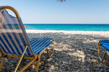 Karayip Sahili. Paradise. Tatil ve Turizm konsepti. Güneş yatakları ve mavi deniz