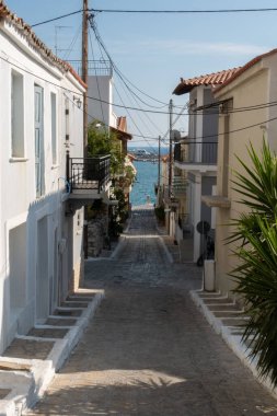 Deniz altyapısı ve yeşil bitkisi olan küçük bir sokak. Küçük balkonları olan rüya gibi.