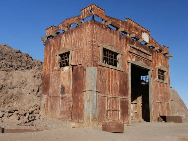 Şili 'nin Iquique yakınlarındaki Atacama Çölü' ndeki tarihi Humberstone Güherçile Fabrikası 'nda terk edilmiş ve paslanmış bir köy. Bölge şimdi bir açık hava müzesi ve Unesco Dünya Mirası SIte