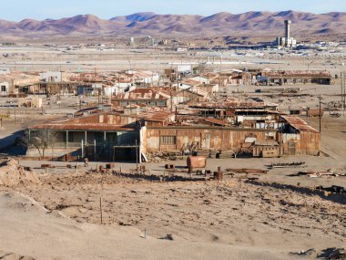 Şili 'nin Iquique yakınlarındaki Atacama Çölü' ndeki tarihi Humberstone Güherçile Fabrikası 'nda terk edilmiş ve paslanmış bir köy. Bölge şimdi bir açık hava müzesi ve Unesco Dünya Mirası SIte