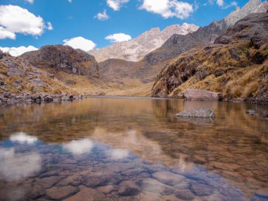 Ausangate yürüyüşündeki Peru dağlarına bak.