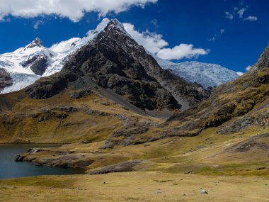 Ausangate yürüyüşündeki Peru dağlarına bak.