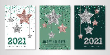 Işıldayan yıldızlı üç çarşaf, zümrüt konfeti ve 2021 numara. Tebrik kartları için vektör el ilanı tasarımı şablonları. Hepsi katmanlı ve izole.