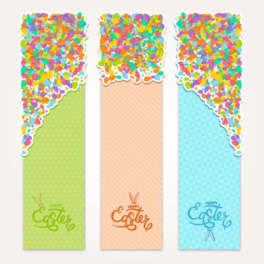 Farklı tasarım projeleri için renkli yumurtaların olduğu dikey paskalya pankartları. Hepsi izole ve katmanlı.