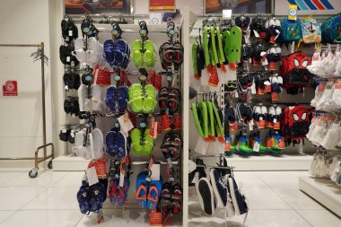 Çocuklar kış ve sonbahar ayakkabıları satılığa çıkar. İçinde bir sürü çocuk ayakkabısı olsun. Yumuşak lastik sandaletler veya çeşitli pembe, mavi, yeşil ve siyah renkte timsahlar. : Dubai BAE Haziran 2020