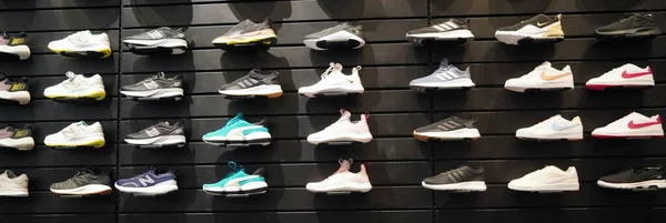 壁にスポーツシューズの多くのショップ表示 店内には靴の壁が見える 男性と女性のための靴を実行している現代的な新しいスタイリッシュなスニーカー ドバイUae 12月2019 Fte — ストック写真