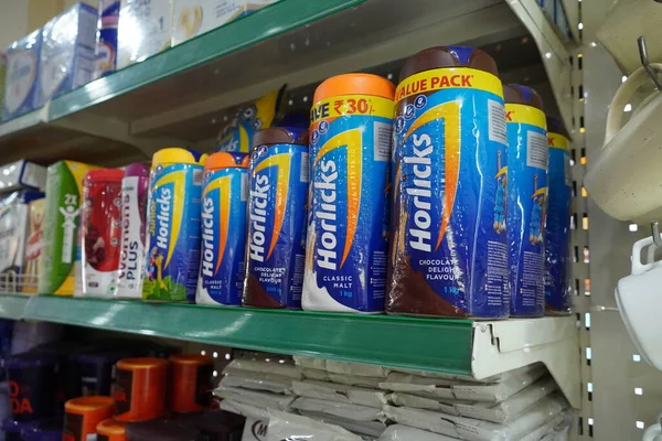 Editör - Süpermarket raflarında satılık Horlicks Mısır Gevreği İçeceklerinin Görünümü. Horlicks, kurucuları James & William Horlick - Mumbai India March 2021 LKH tarafından geliştirilen bir malt sütlü sıcak içecek.
