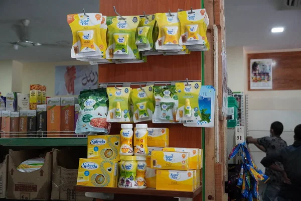 Paquetes Edulcorante Sin Calorías Para Venta Supermercado Con Enfoque Selectivo — Foto de Stock