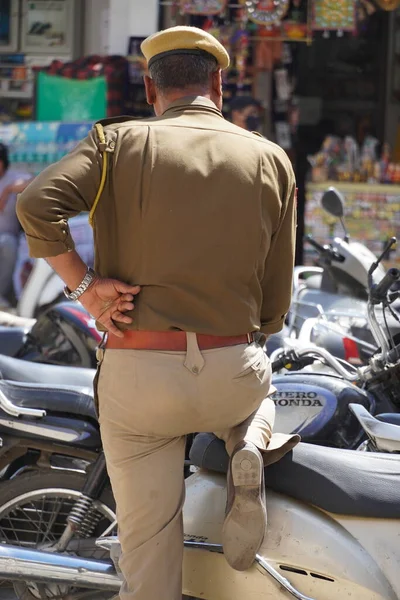 Back View Police Crpf Personeel Dat Overdag Een Drukke Markt — Stockfoto