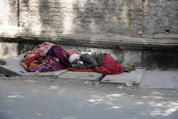 Anciana Sin Hogar Con Pelo Gris Está Durmiendo Sombra Ella Fotos De Stock