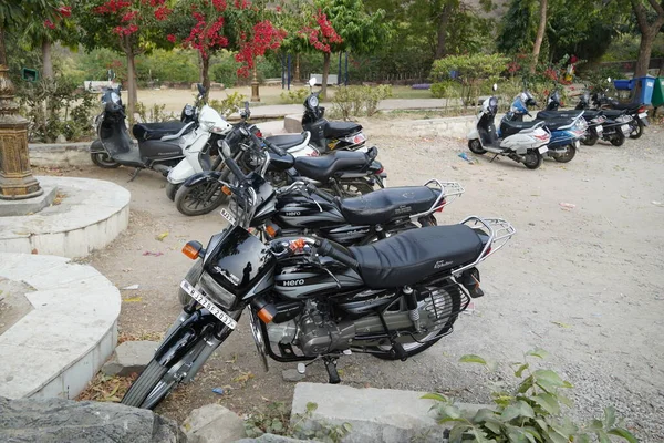 Muchas Motos Scooters Están Estacionados Fuera Jardín Área Pública Nadie — Foto de Stock