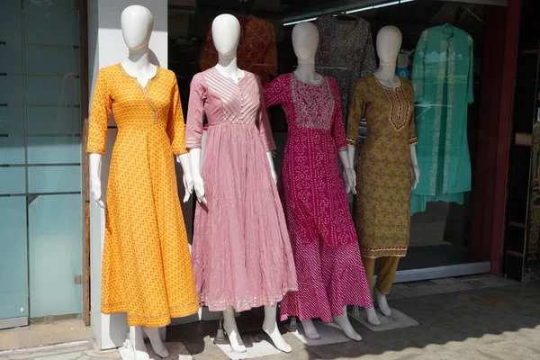 Perakende giyim mağazasının önünde son moda giyinmiş mankenler. Moda ve Perakende Alışveriş konsepti. Renkli Kızılderili elbisesi giyen Kadın Kızların Mankeni. - Mumbai Hindistan: Mayıs 2021