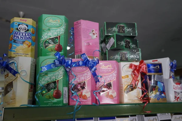 Lindt Lindor Nestle Sütlü Çikolatalar Süpermarketteki Bir Rafta Sergileniyor Süpermarket — Stok fotoğraf