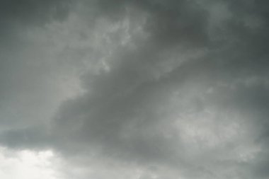 Kara katmanlar bulutlu yağmur geliyor. Karanlık fırtına arka planda. Yağmurdan önce bulutlarla dolu karanlık bir gökyüzü. Yağmur fırtınasından önce kara bulutlu gökyüzünün manzarası.