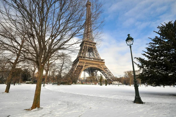 Tunga snöfall i paris — Stockfoto