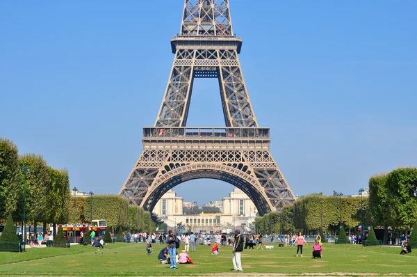 Paris güzel bir güneşli gün