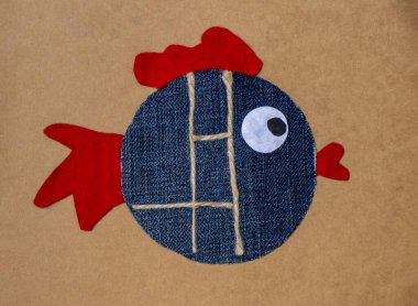Kağıt üzerinde yumuşak oyuncak balık, kumaş kullanımı, çocuk yaratıcılığı, el yapımı.