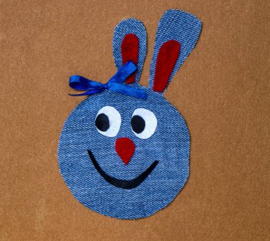 Tavşanı tasvir eden, çocuklar için kendi elleriyle kumaş uygulaması. Kumaş uygulamaları.