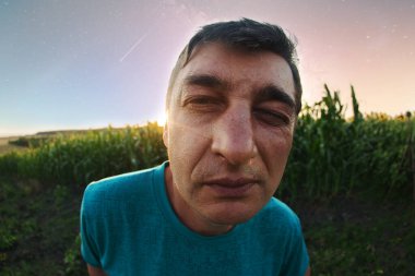 Bir balığın yüzündeki komik ifade.