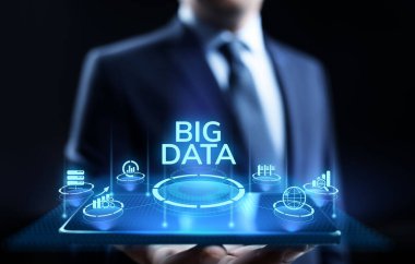 Büyük veri analiz teknolojisi internet teknolojisi kavramı. Sanal ekranda iş adamı düğmesine basıyor.