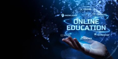 İş adamı, Çevrimiçi Eğitim E-Öğrenme İnternet Kişisel Geliştirme ve İş Konseptine Basıyor.