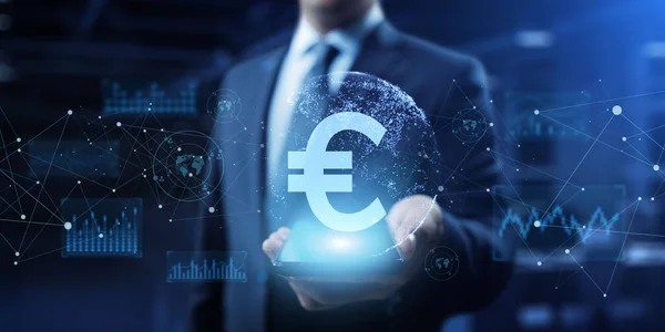 Euro-Zeichen auf virtuellem Bildschirm. Online-Banking Währungen tauschen finanzielles Konzept. — Stockfoto