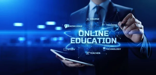 Empresario pulsando botón Educación en línea Aprendizaje electrónico aprendizaje en Internet desarrollo personal y concepto de negocio. —  Fotos de Stock