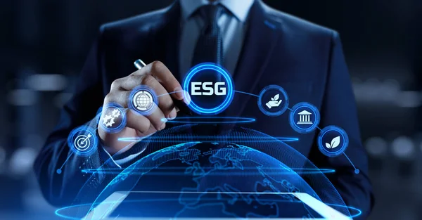 ESG Екологічне соціальне управління бізнес-стратегією інвестування концепції. Бізнесмен натискає кнопку на екрані. — стокове фото