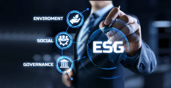 ESG Екологічне соціальне управління бізнес-стратегією інвестування концепції. Бізнесмен натискає кнопку на екрані. — стокове фото